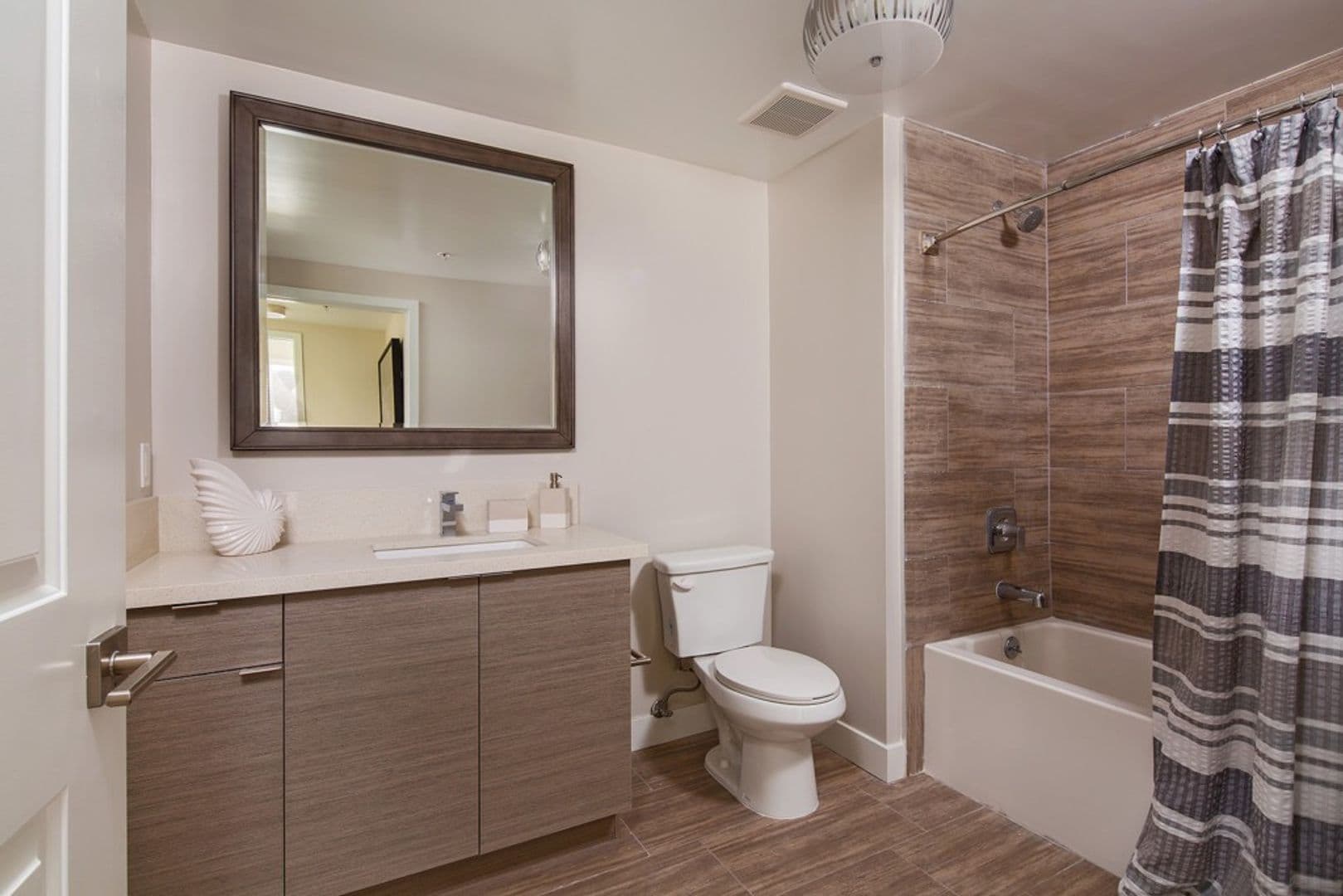 NORTH HOLLYWOOD Apartment: 5500 NORTH KLUMP AVE