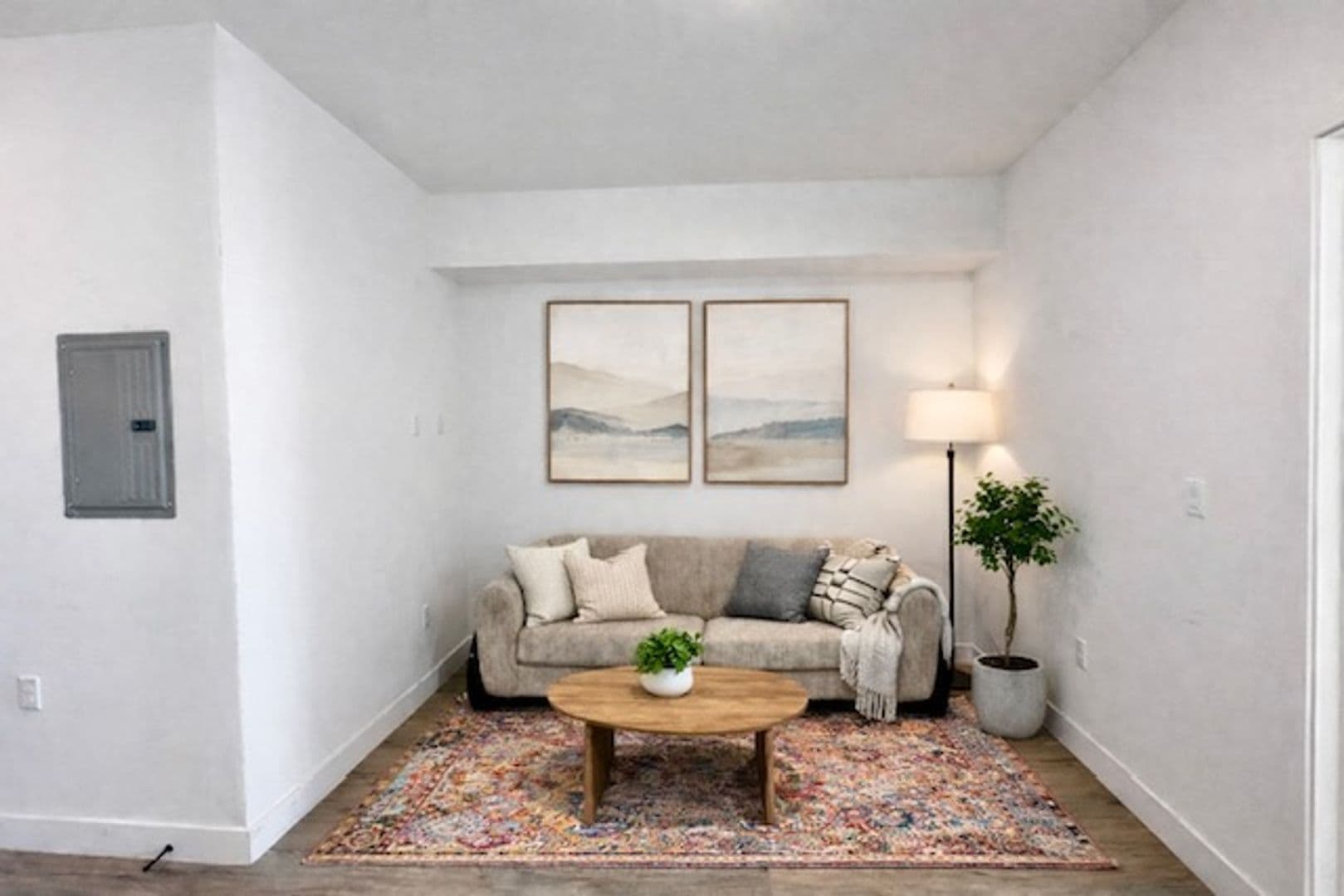 Los Angeles Apartment: 6754 N Valjean Ave