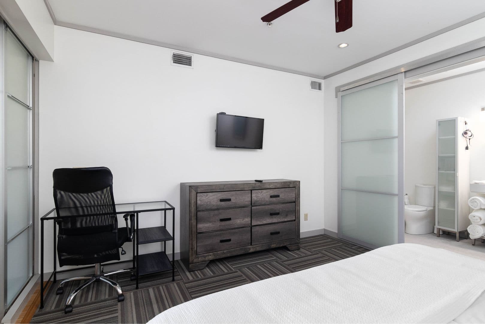 Oxford Apartment: 1430 University Avenue