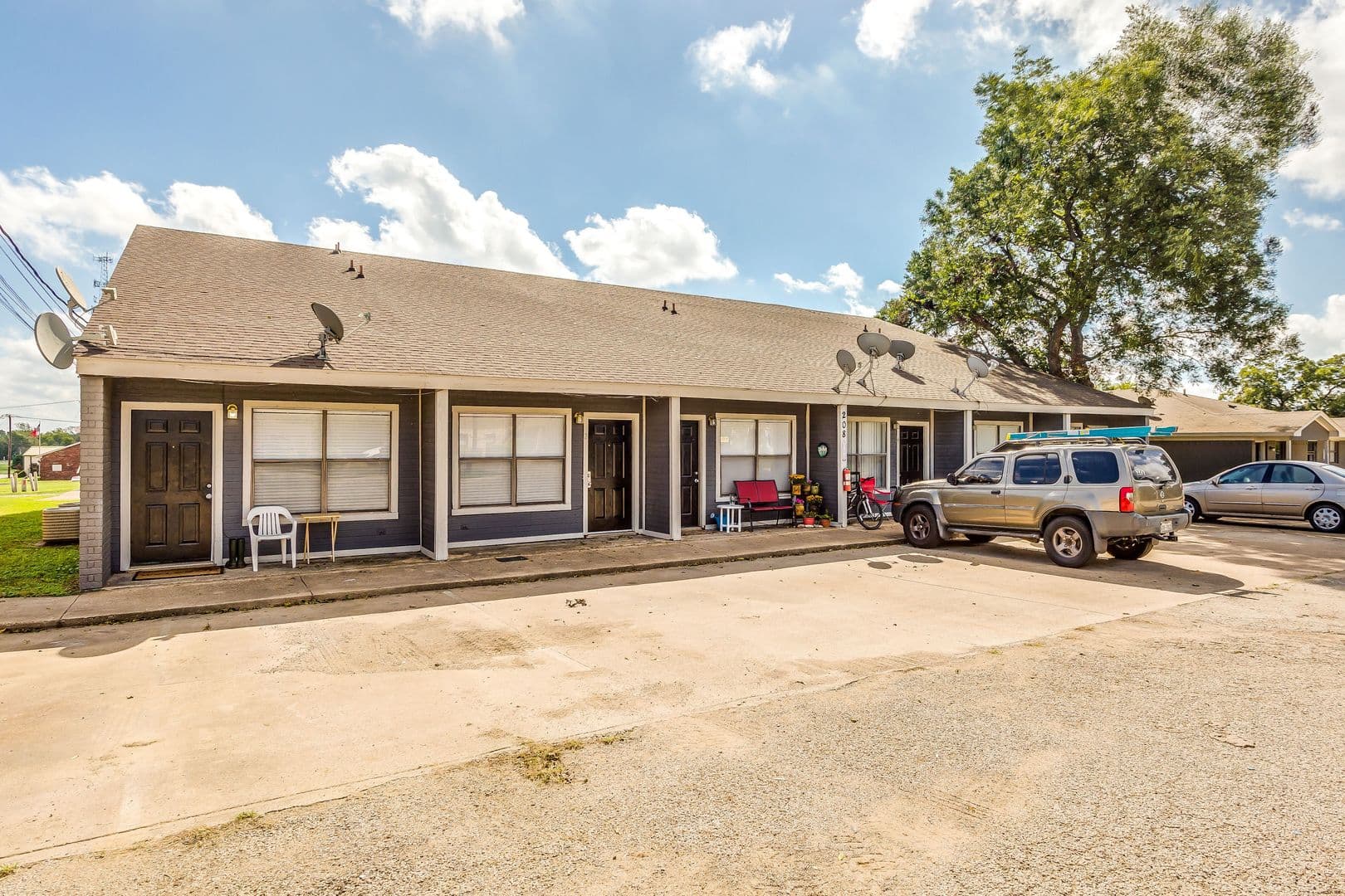 Crowley Apartment: 200 N Tarrant St