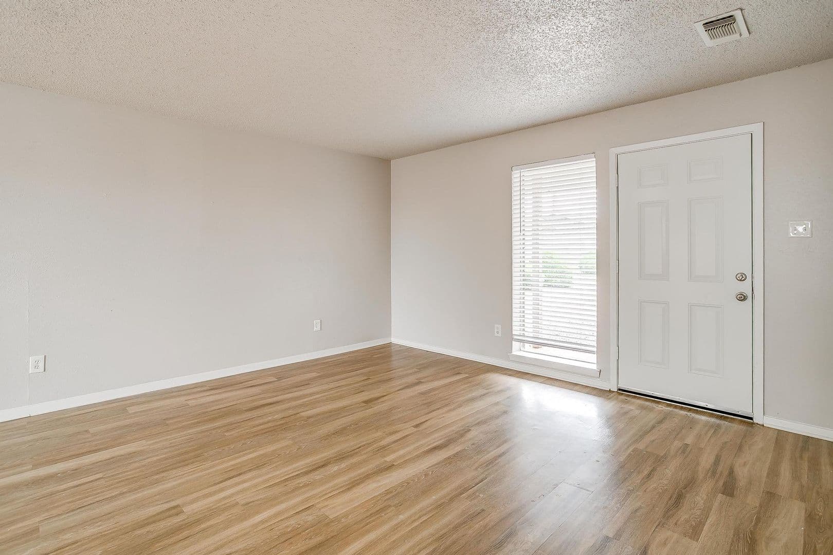 Crowley Apartment: 200 N Tarrant St