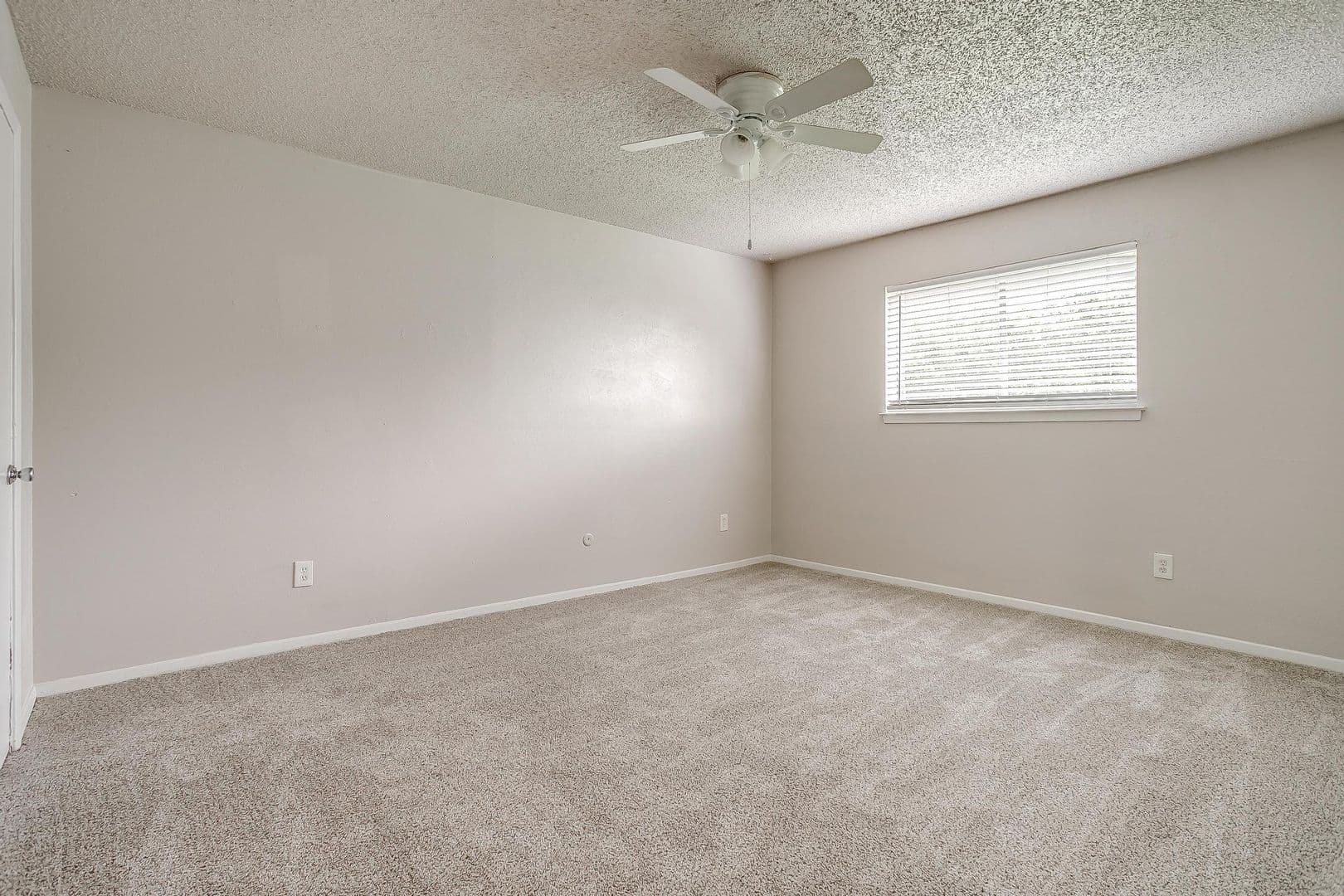 Crowley Apartment: 200 N Tarrant St