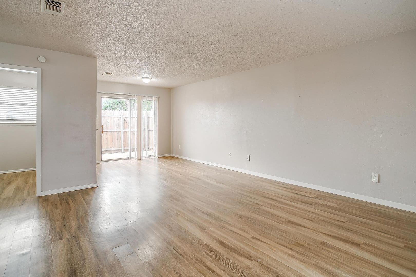 Crowley Apartment: 200 N Tarrant St