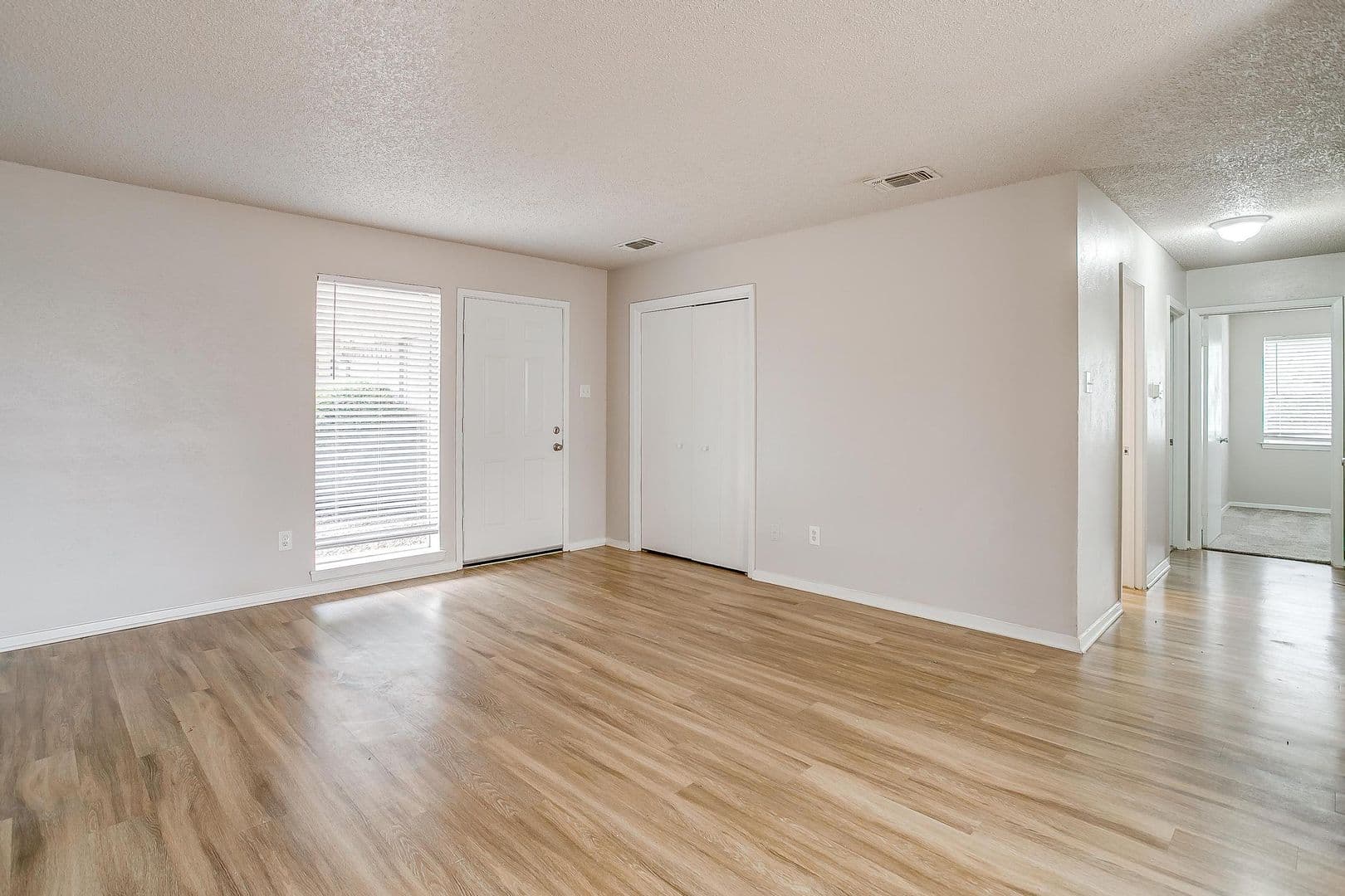 Crowley Apartment: 200 N Tarrant St