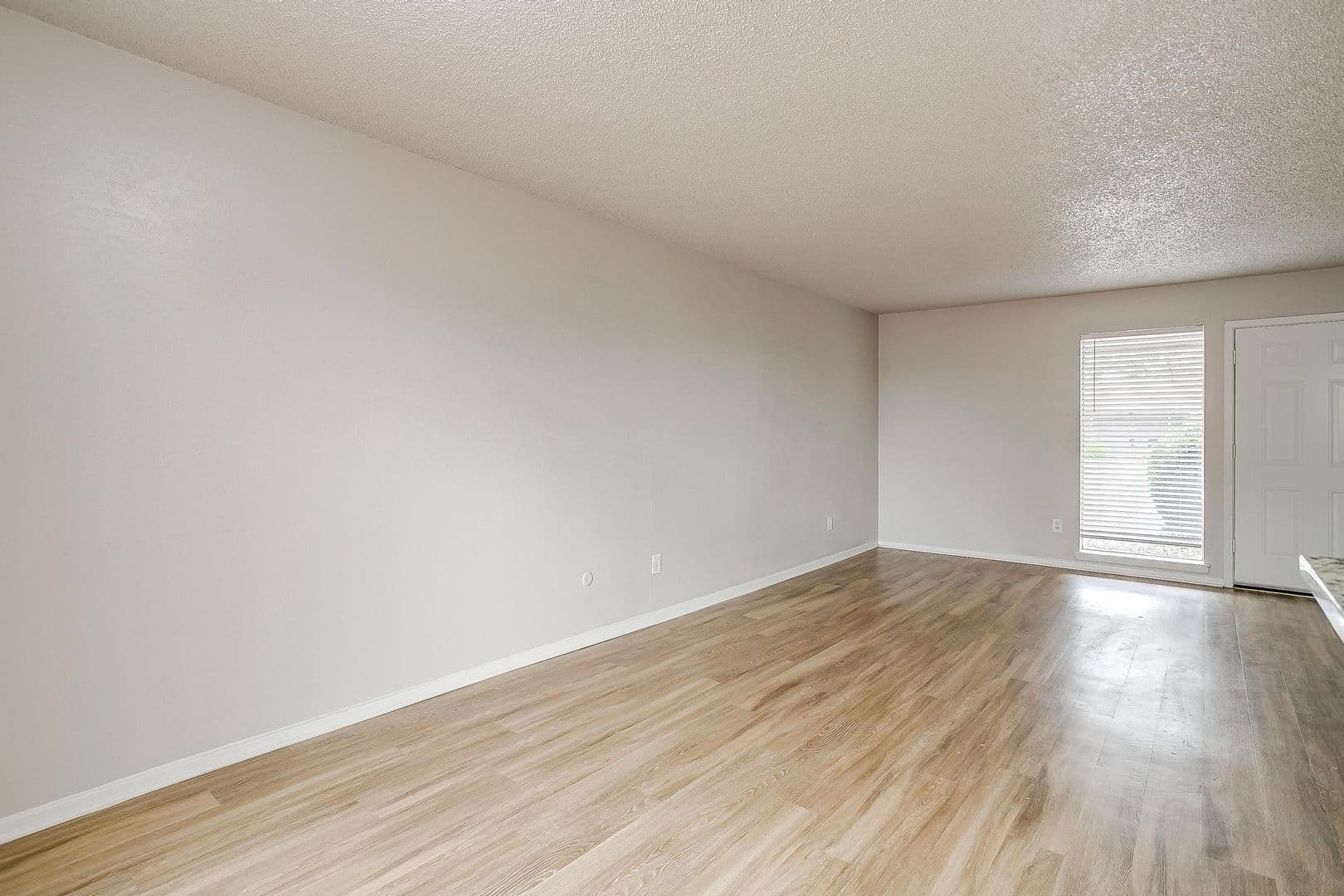 Crowley Apartment: 200 N Tarrant St
