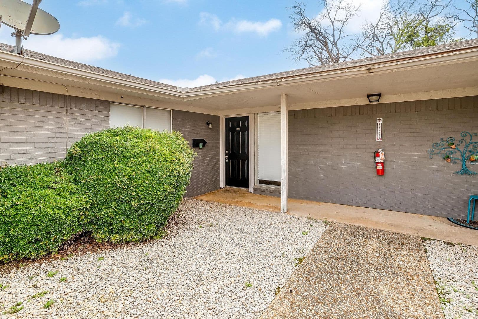Crowley Apartment: 200 N Tarrant St