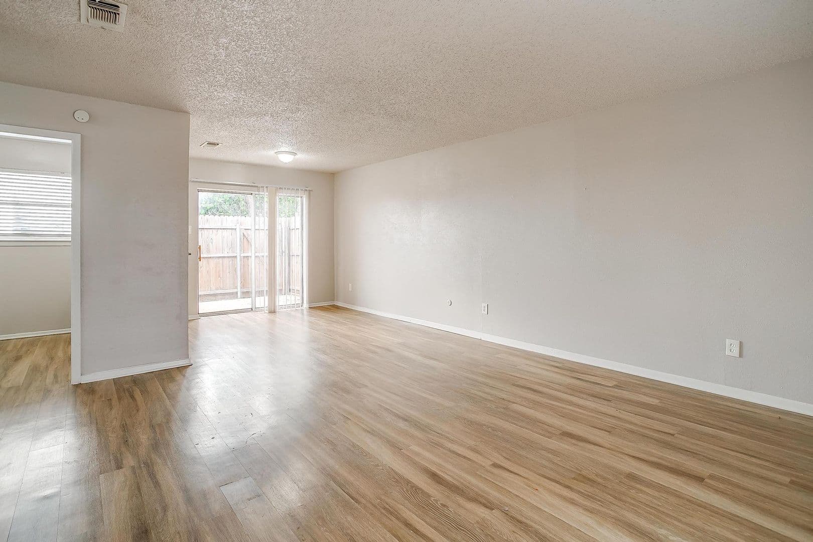 Crowley Apartment: 200 N Tarrant St