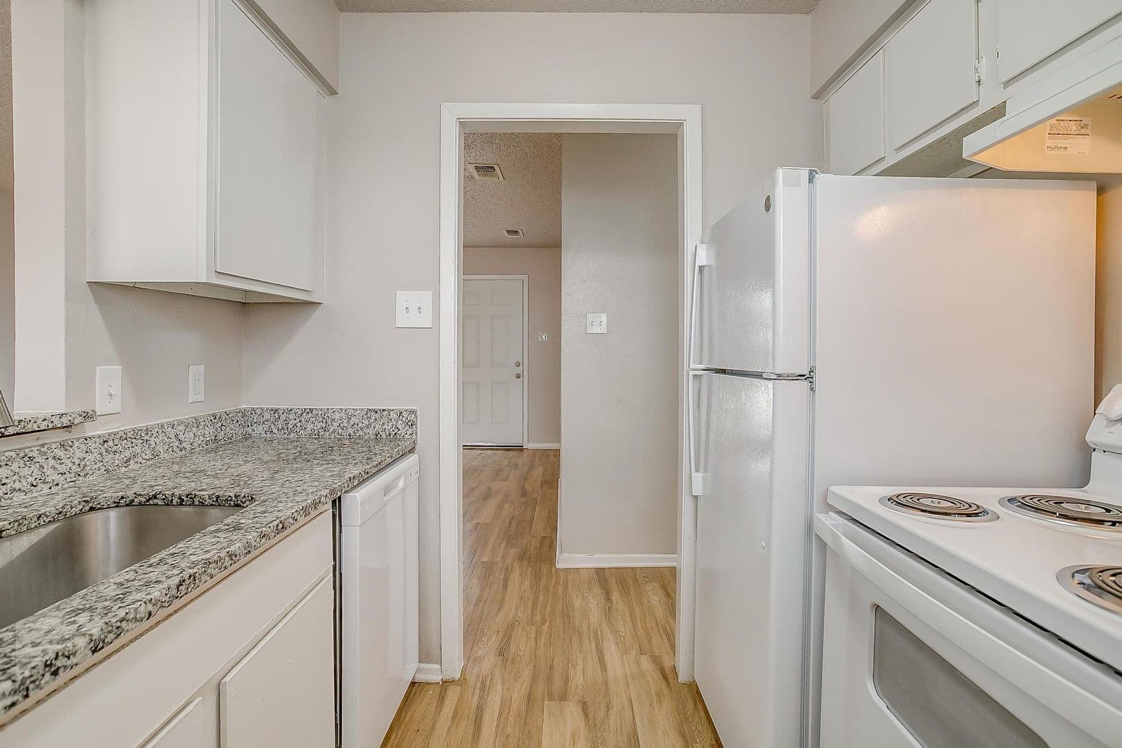 Crowley Apartment: 200 N Tarrant St