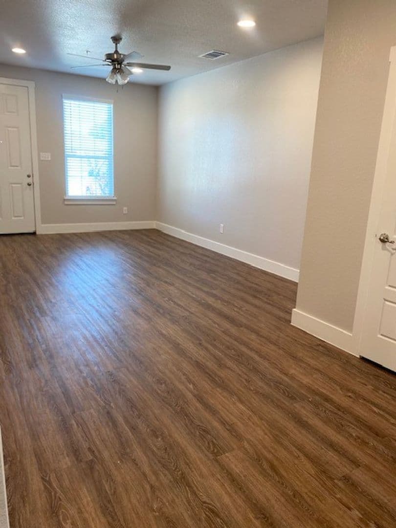 Burleson House: 376 Hemphill St