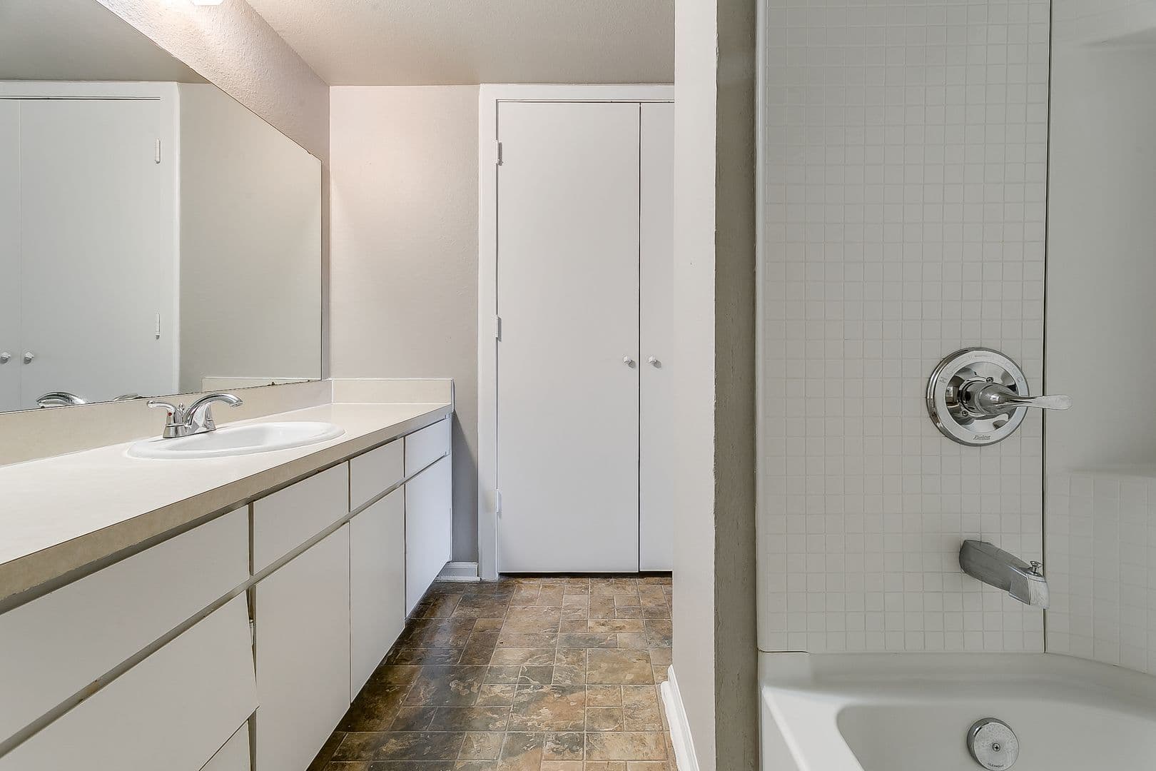 Crowley Apartment: 200 N Tarrant St