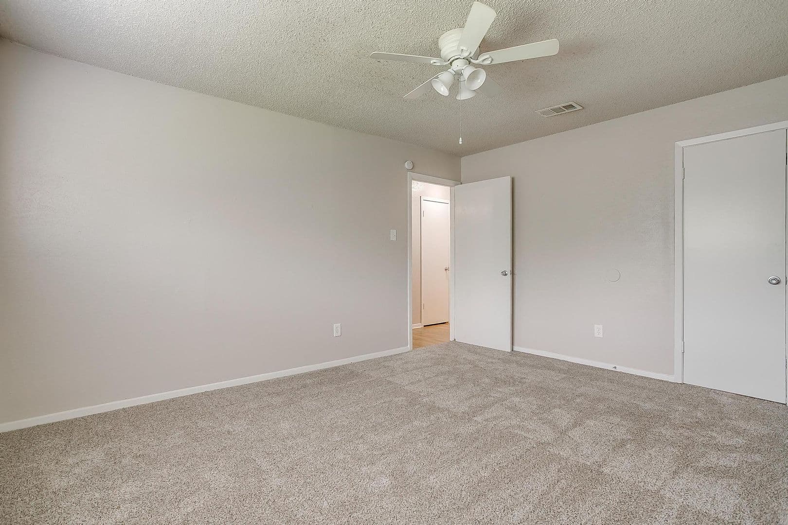 Crowley Apartment: 200 N Tarrant St