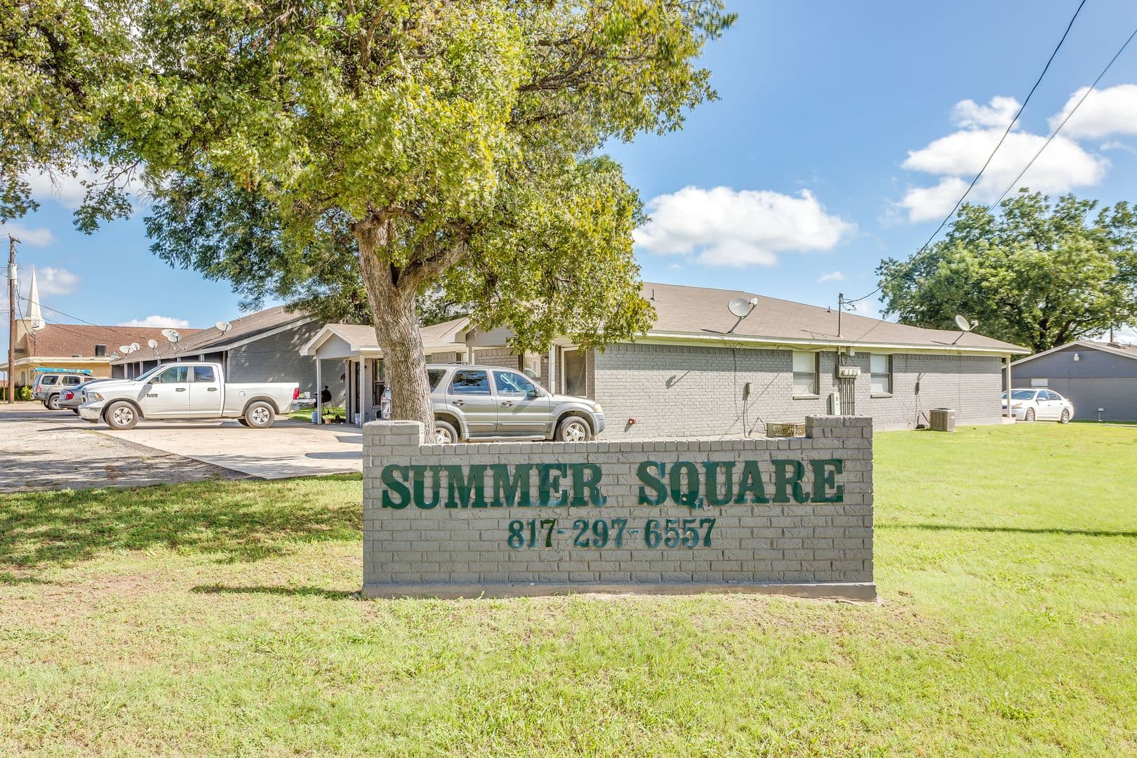Crowley Apartment: 200 N Tarrant St