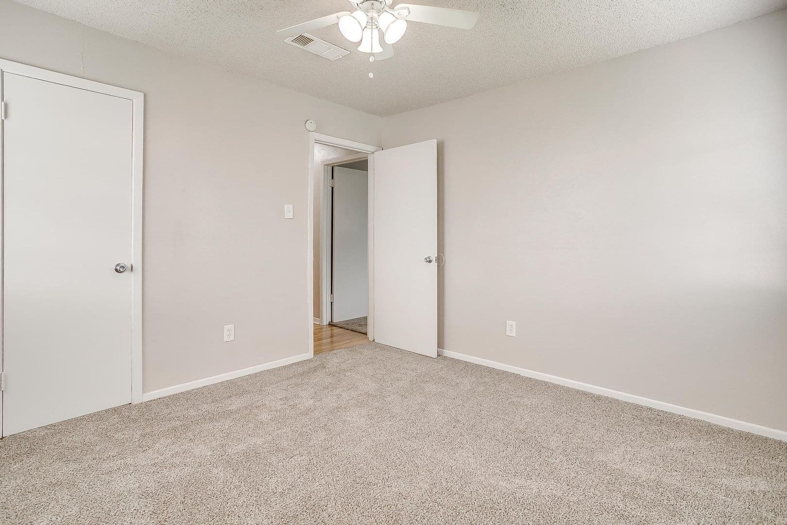 Crowley Apartment: 200 N Tarrant St