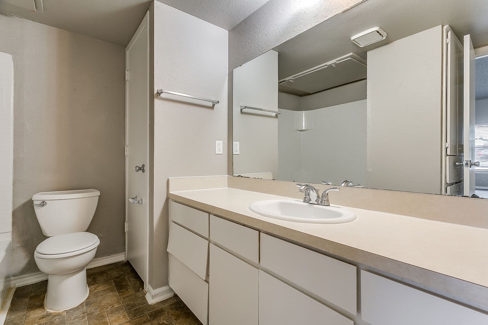 Crowley Apartment: 200 N Tarrant St
