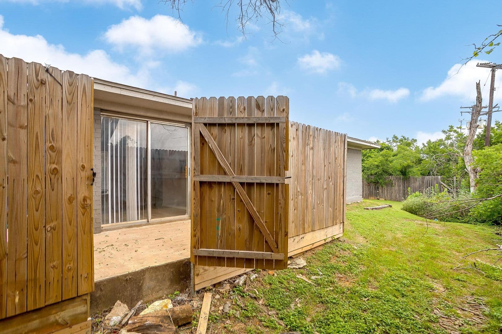 Crowley Apartment: 200 N Tarrant St