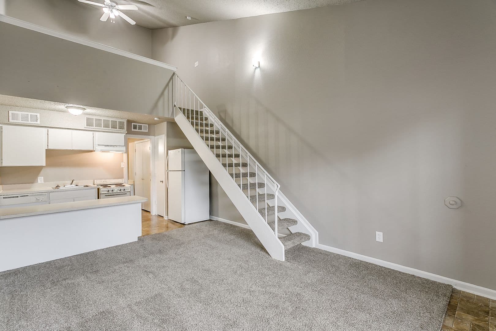 Crowley Apartment: 200 N Tarrant St