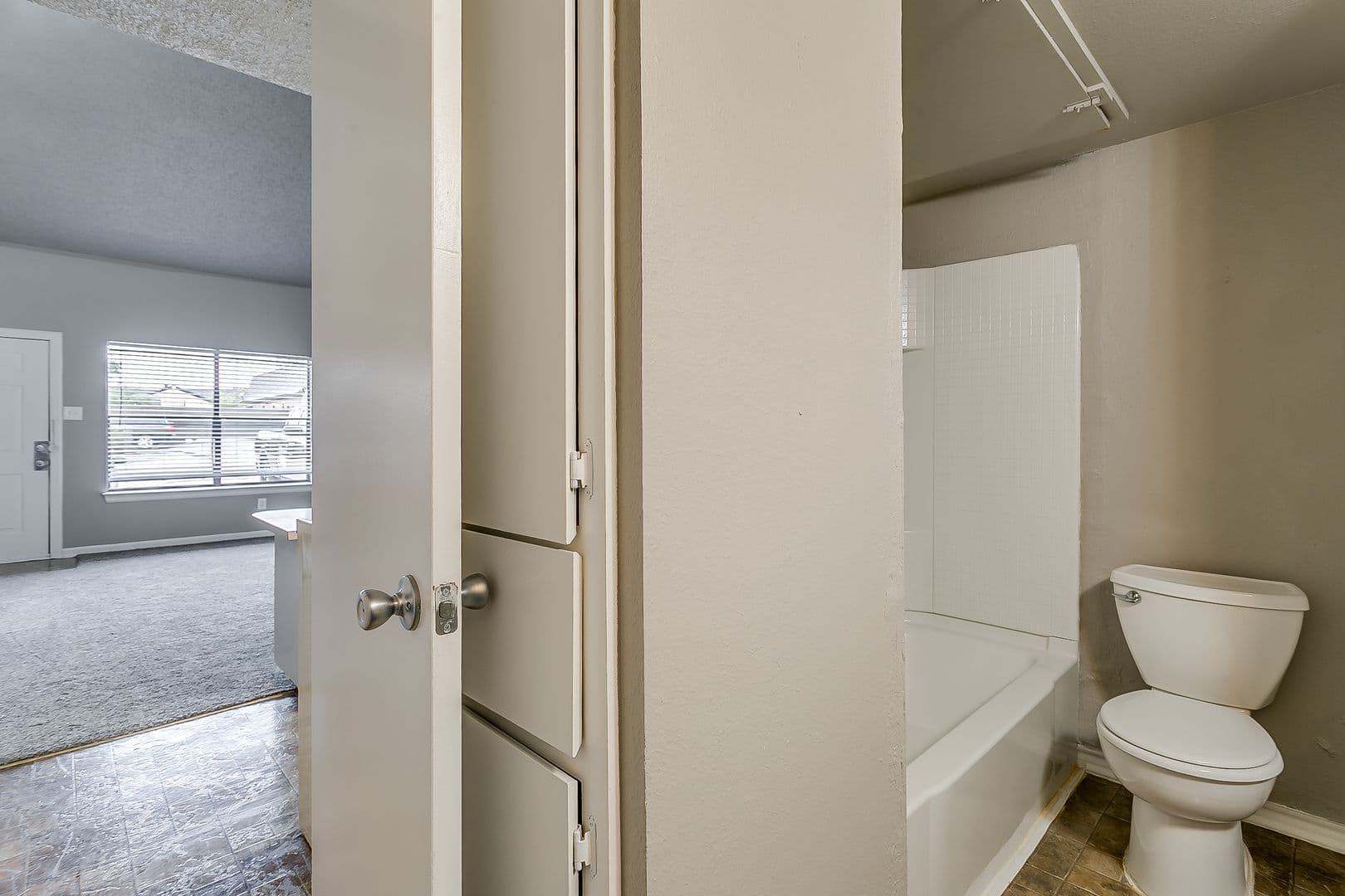 Crowley Apartment: 200 N Tarrant St