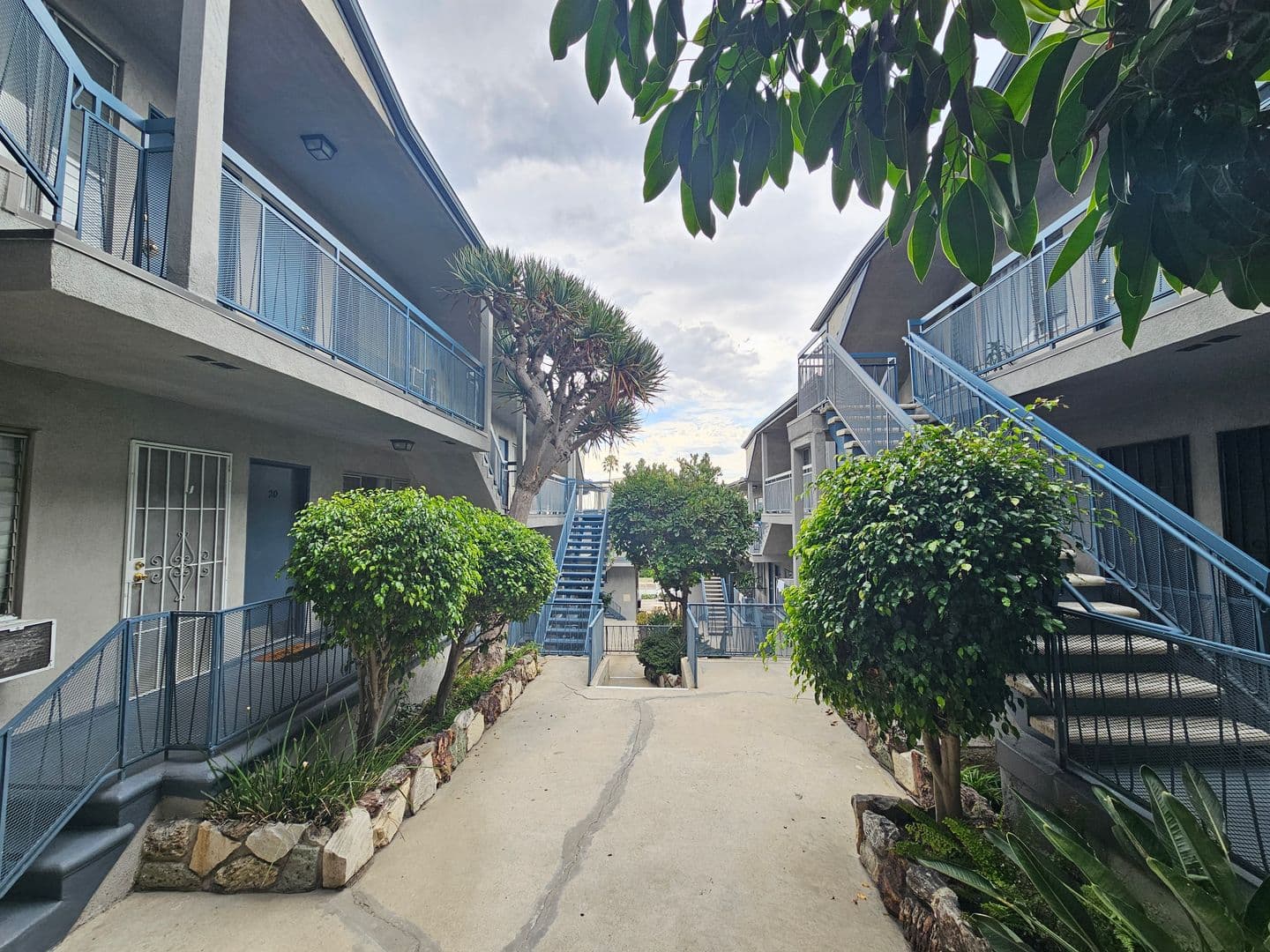 Los Angeles Apartment: 10767 Rose Ave.