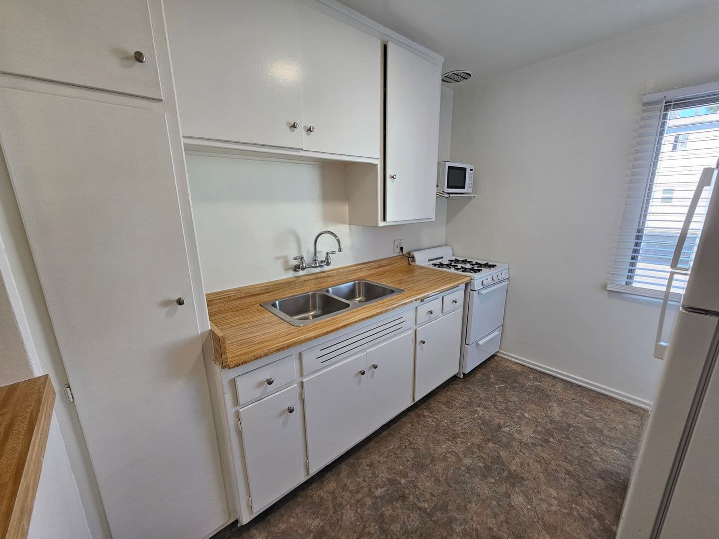 Los Angeles Apartment: 10767 Rose Ave.