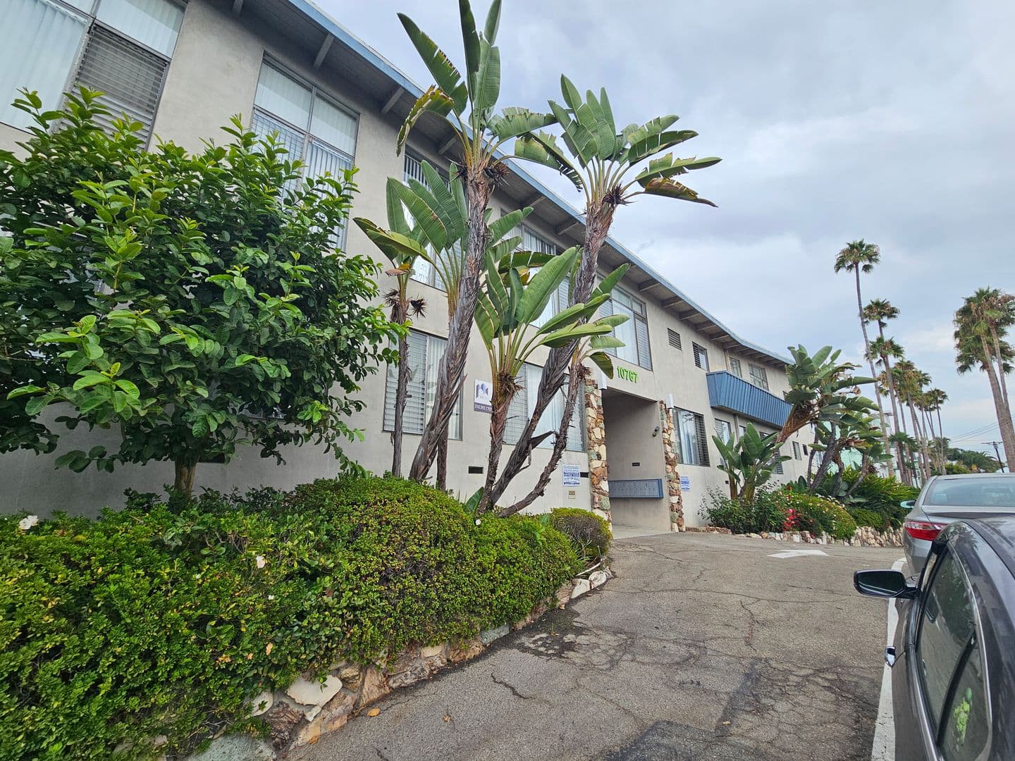 Los Angeles Apartment: 10767 Rose Ave.