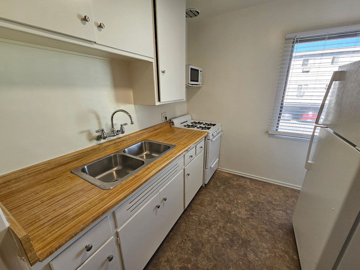 Los Angeles Apartment: 10767 Rose Ave.