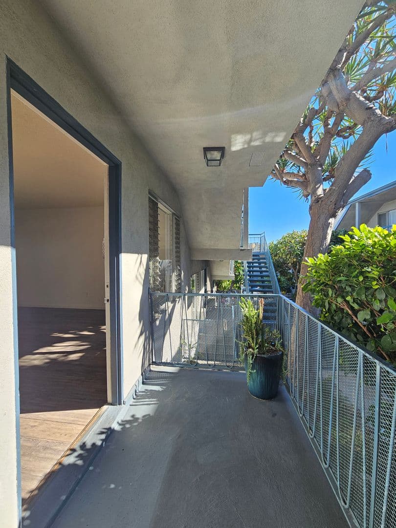 Los Angeles Apartment: 10767 Rose Ave.