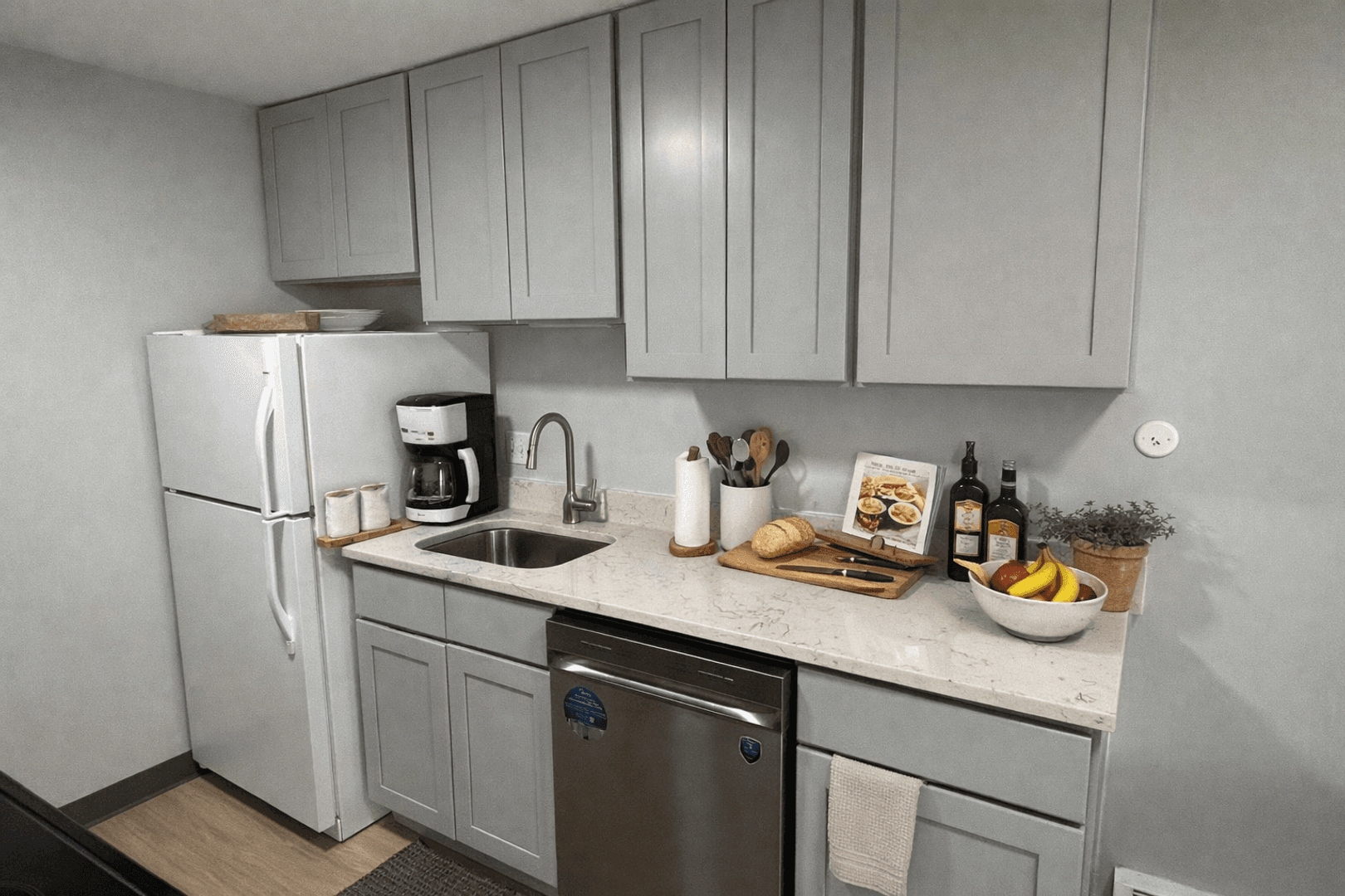 Southbridge Apartment: Therese Ave