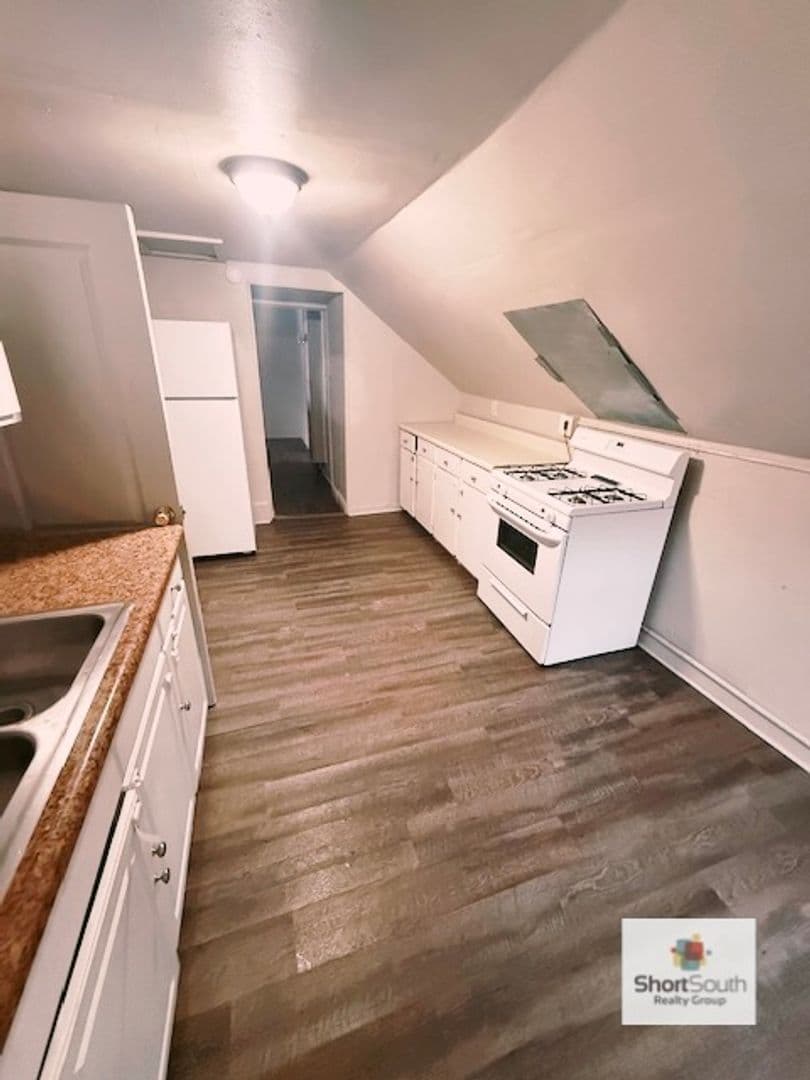 Muskegon Apartment: 861 Washington Ave