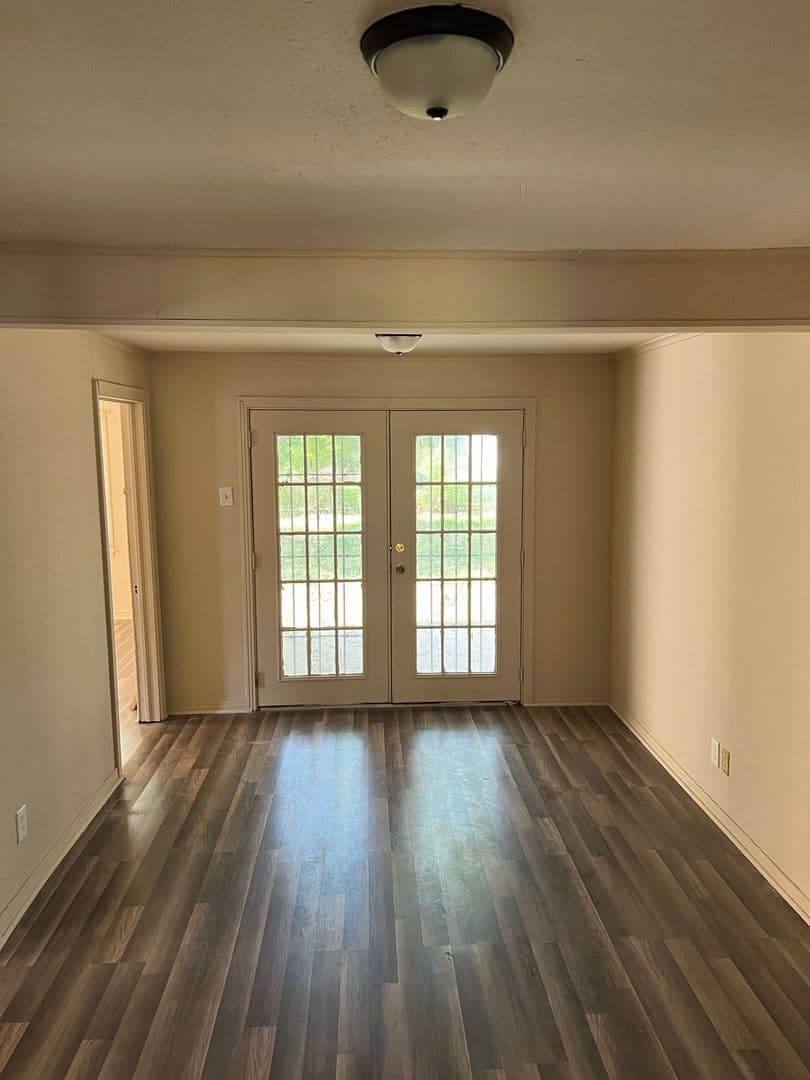 Shreveport House: 261 E. Jordan St