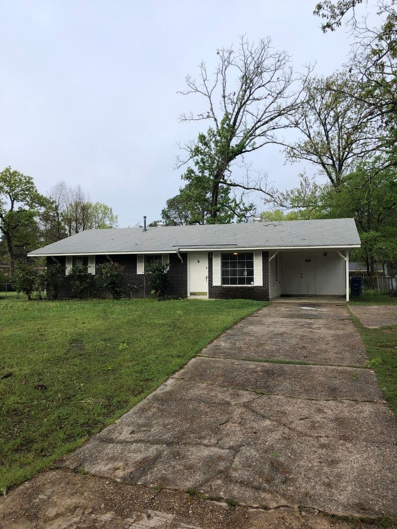 Shreveport House: 9482 Poinsettia Dr.