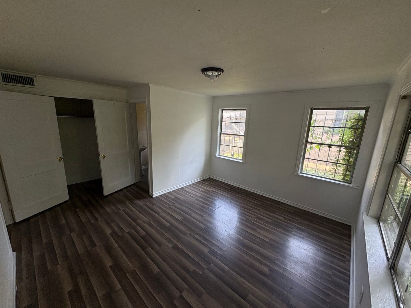Shreveport House: 261 E. Jordan St