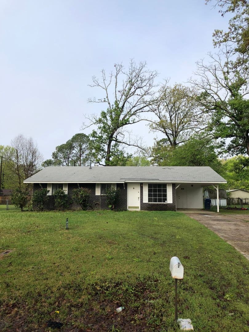 Shreveport House: 9482 Poinsettia Dr.