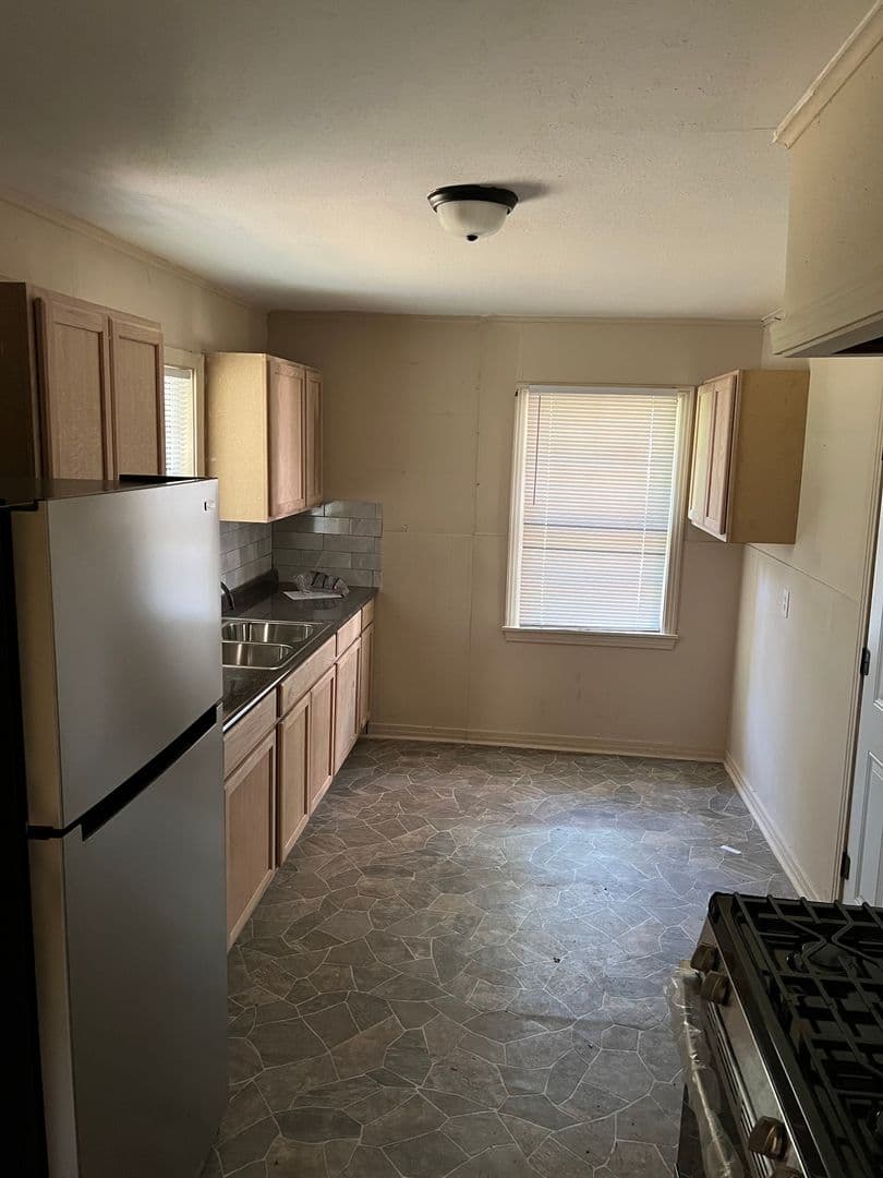Shreveport House: 261 E. Jordan St