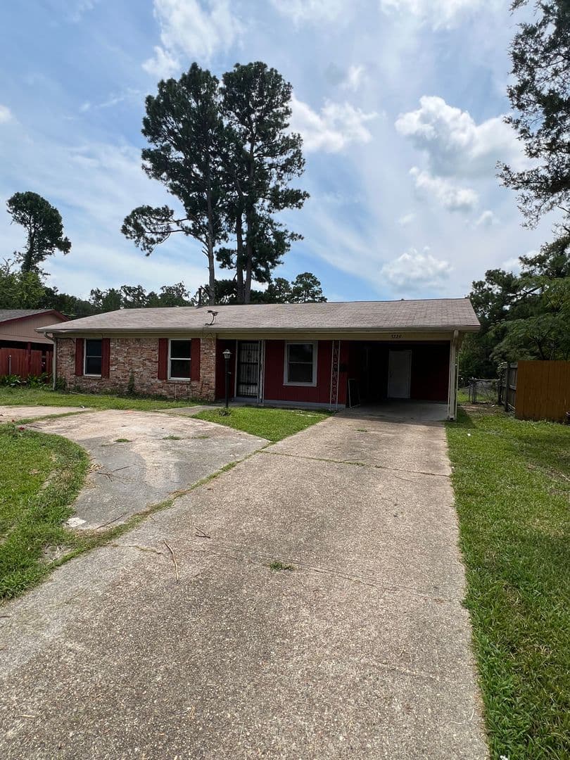 Shreveport House: 3229 Valley View Dr