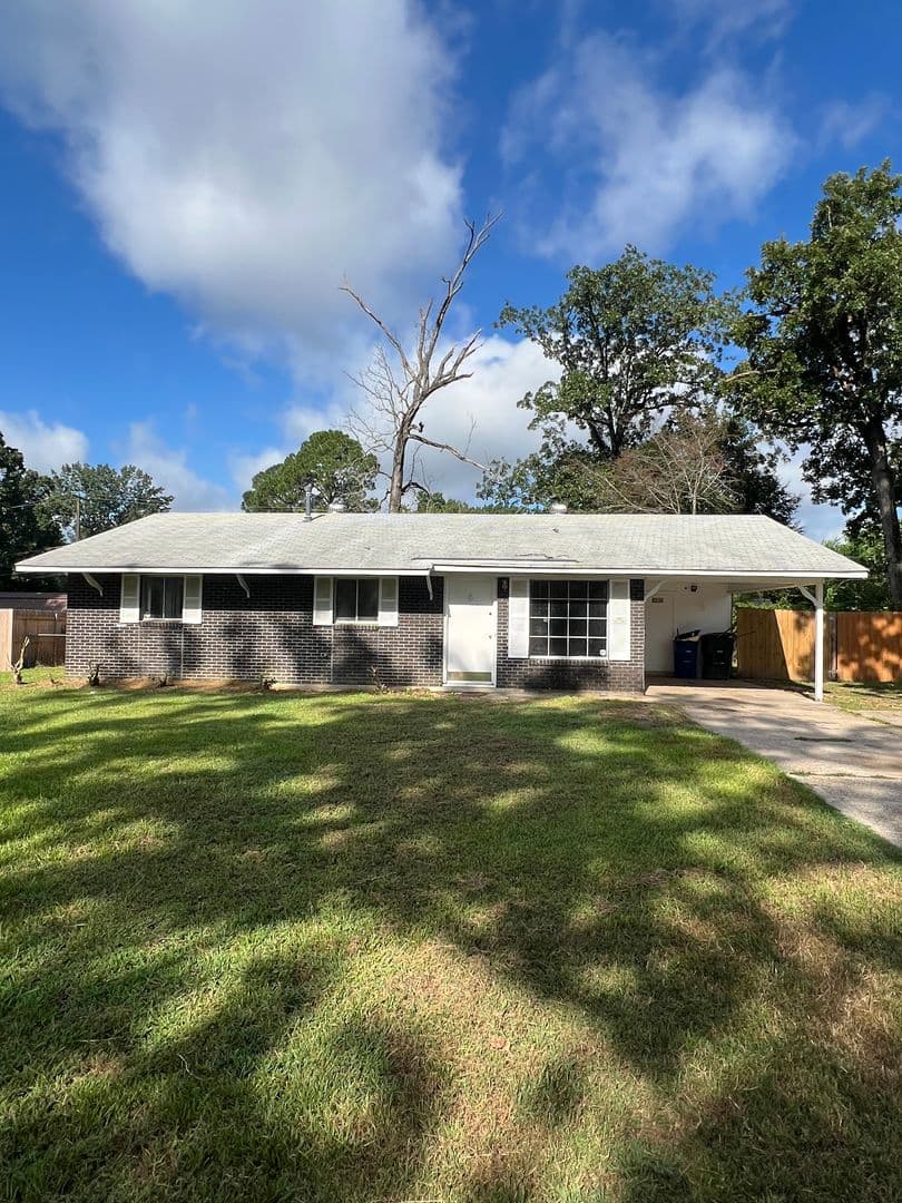 Shreveport House: 9482 Poinsettia Dr.