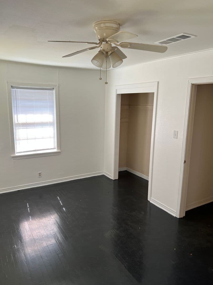 Shreveport House: 261 E. Jordan St