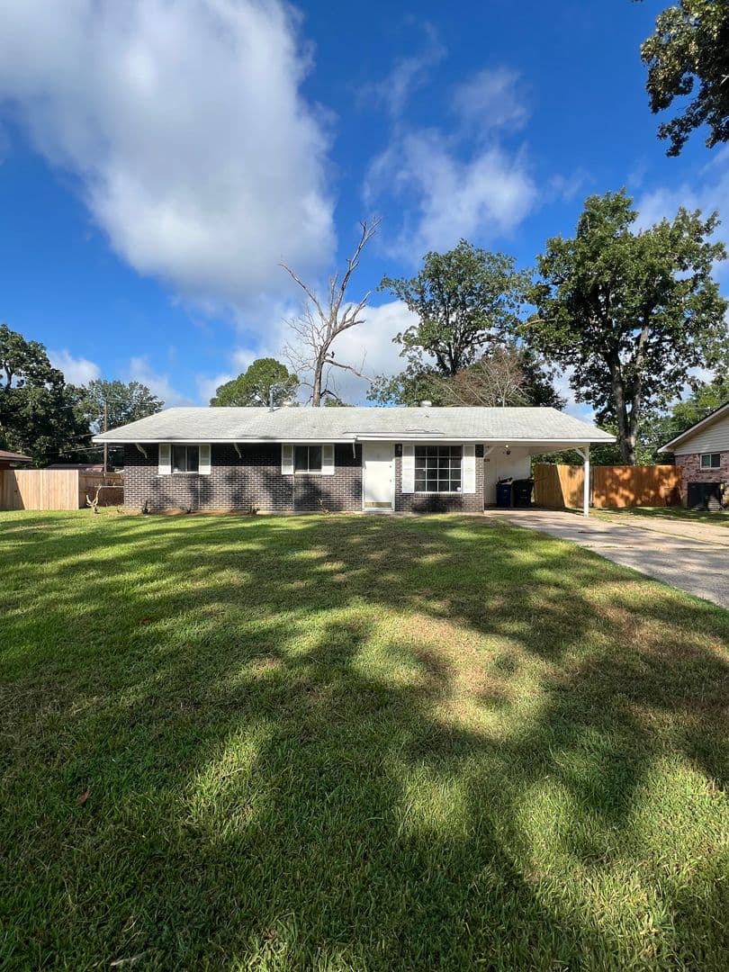 Shreveport House: 9482 Poinsettia Dr.