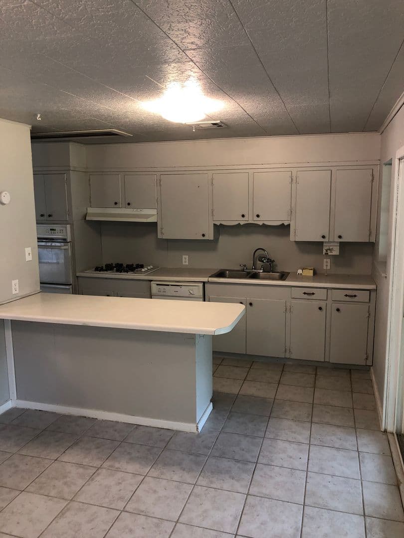 Shreveport House: 9482 Poinsettia Dr.