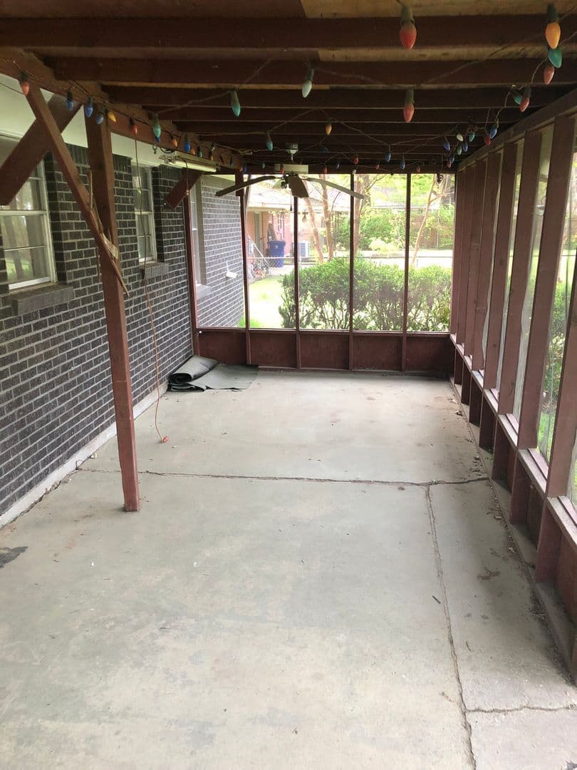 Shreveport House: 9482 Poinsettia Dr.