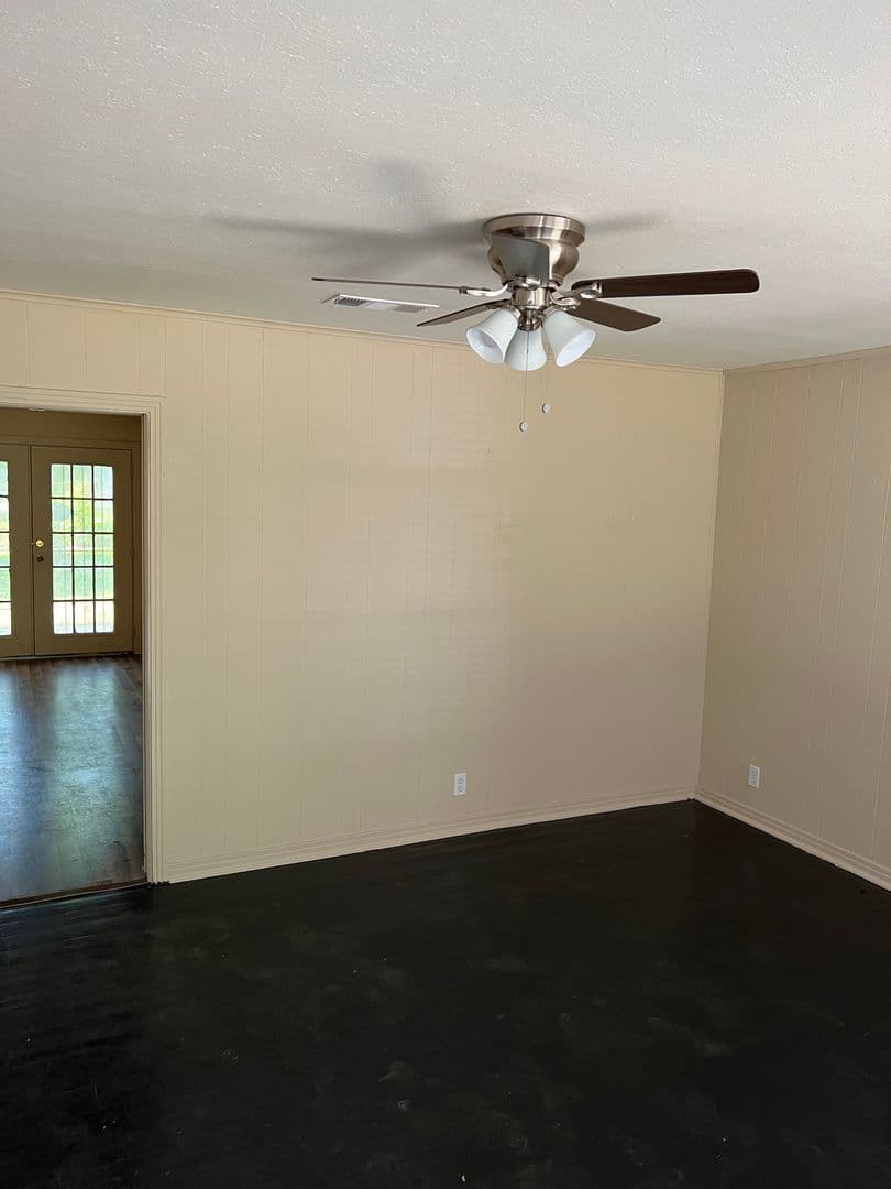 Shreveport House: 261 E. Jordan St
