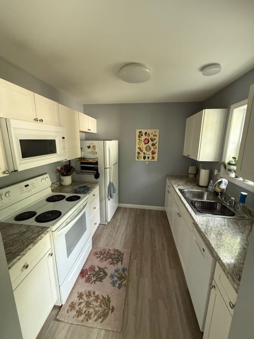 Old Town Apartment: 614 Main St