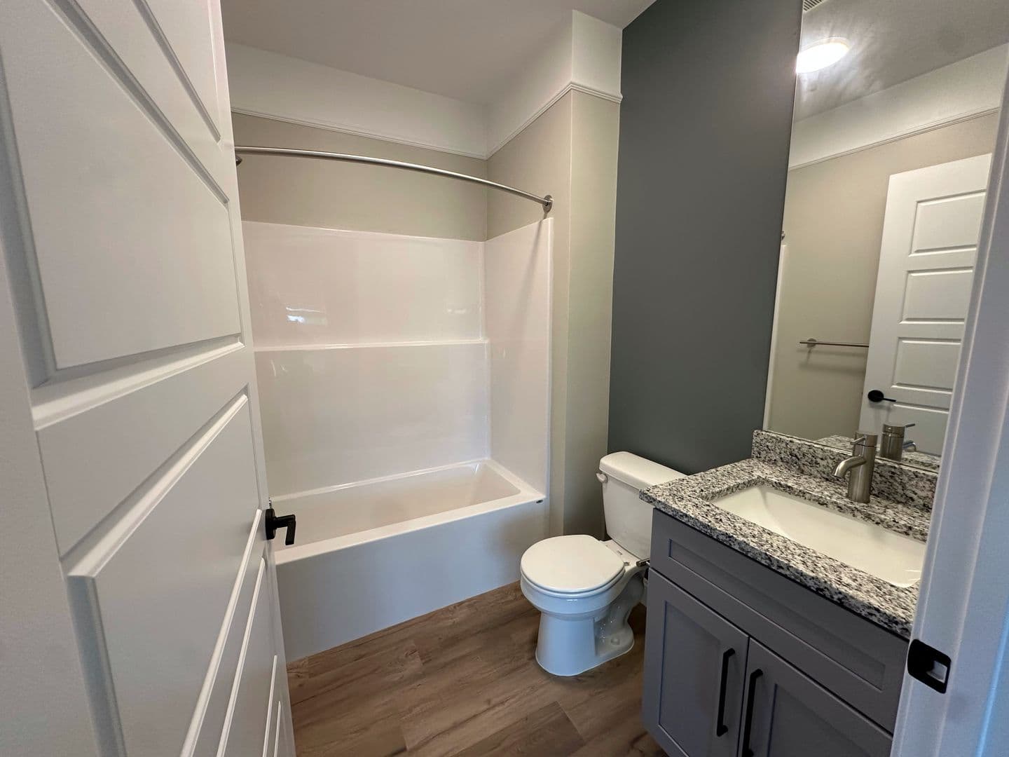 Waterford Apartment: 394 Willetts Avenue