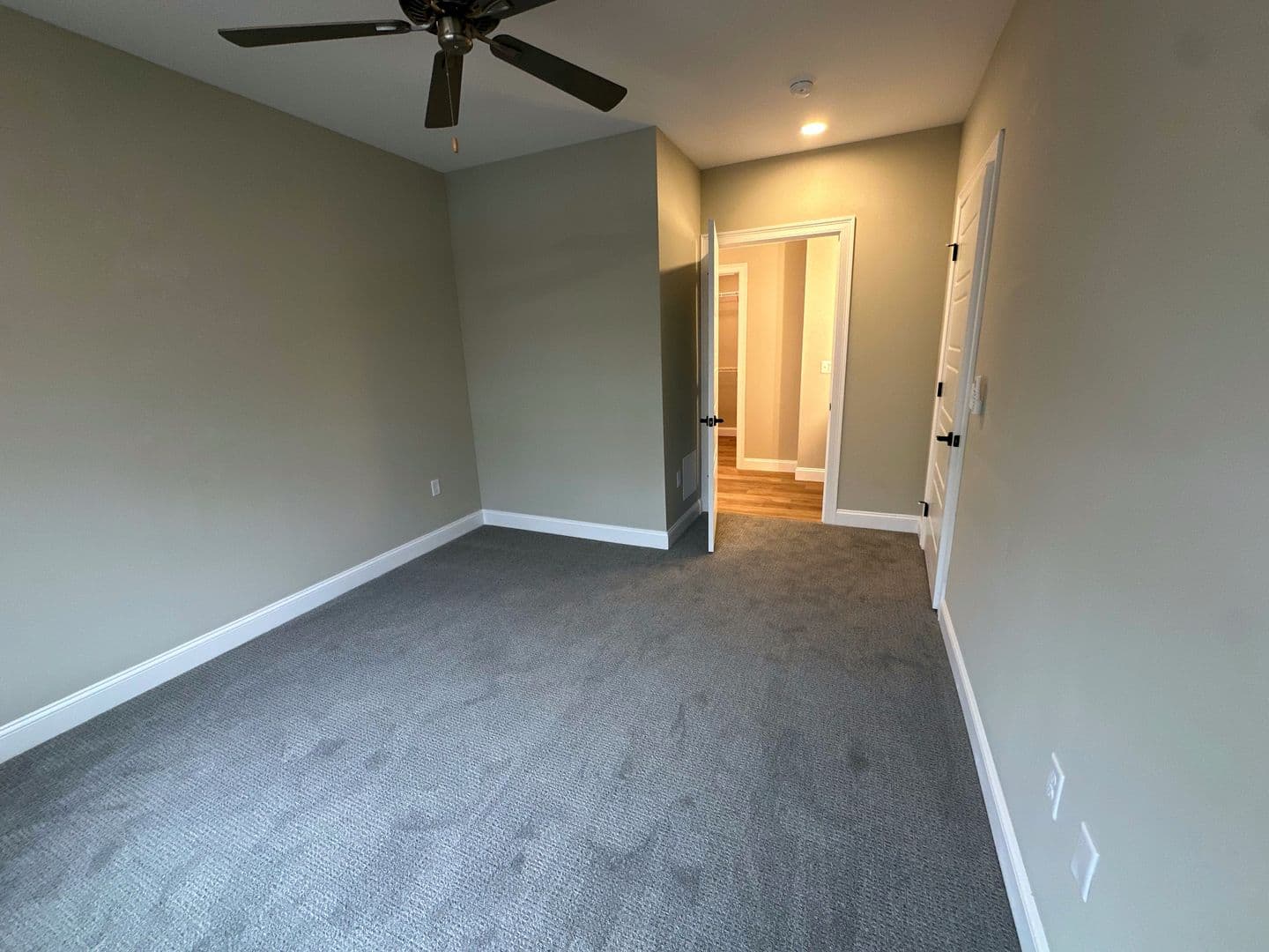 Waterford Apartment: 394 Willetts Avenue