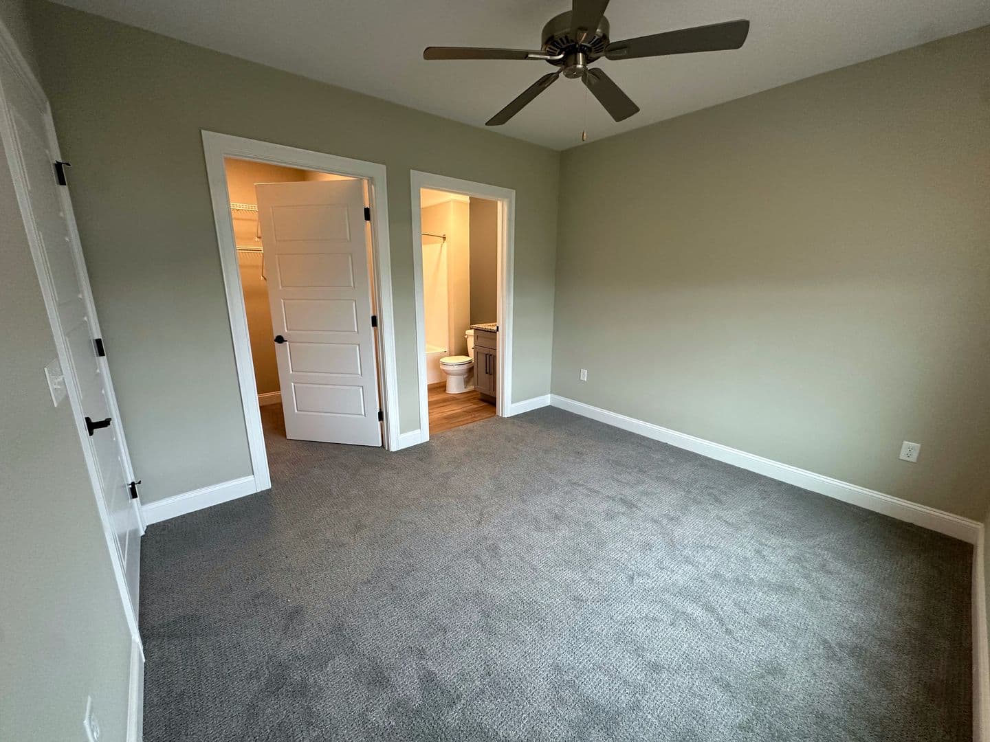 Waterford Apartment: 394 Willetts Avenue
