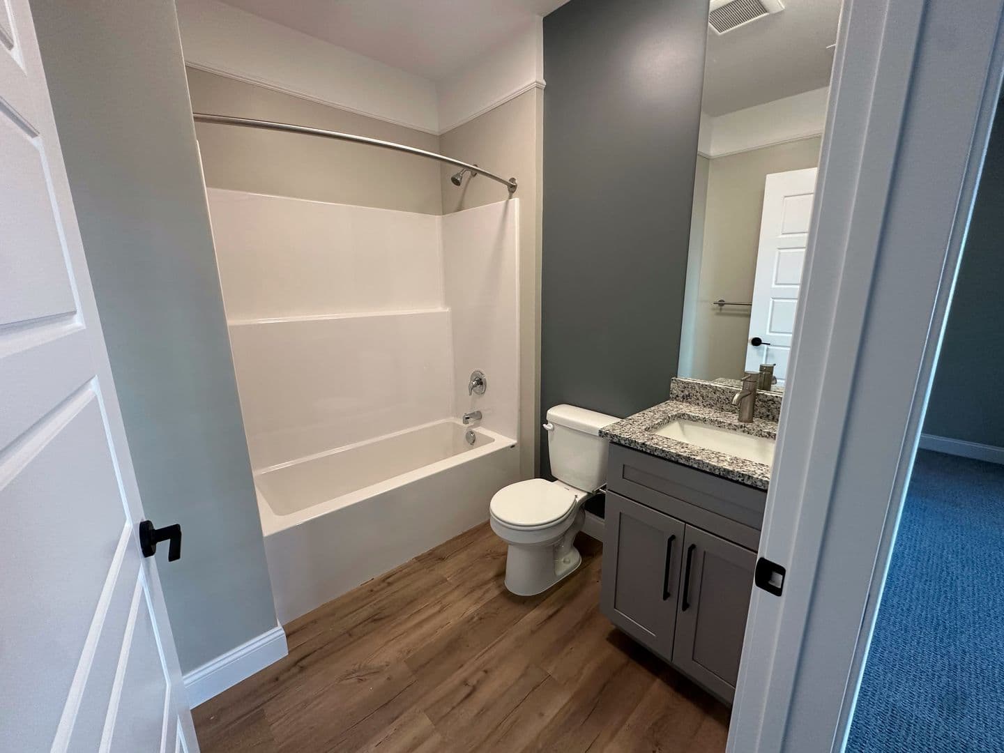 Waterford Apartment: 394 Willetts Avenue