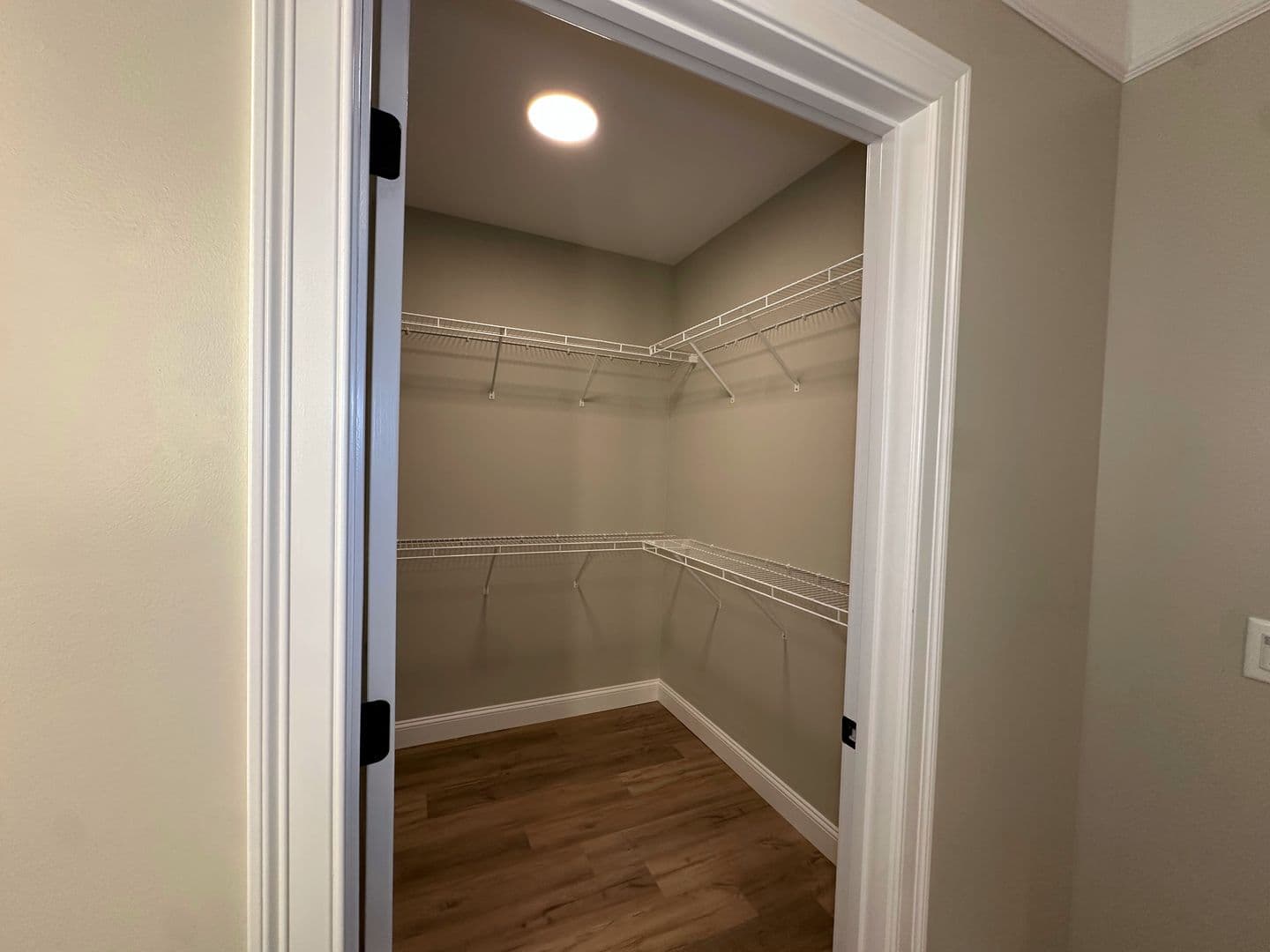 Waterford Apartment: 394 Willetts Avenue