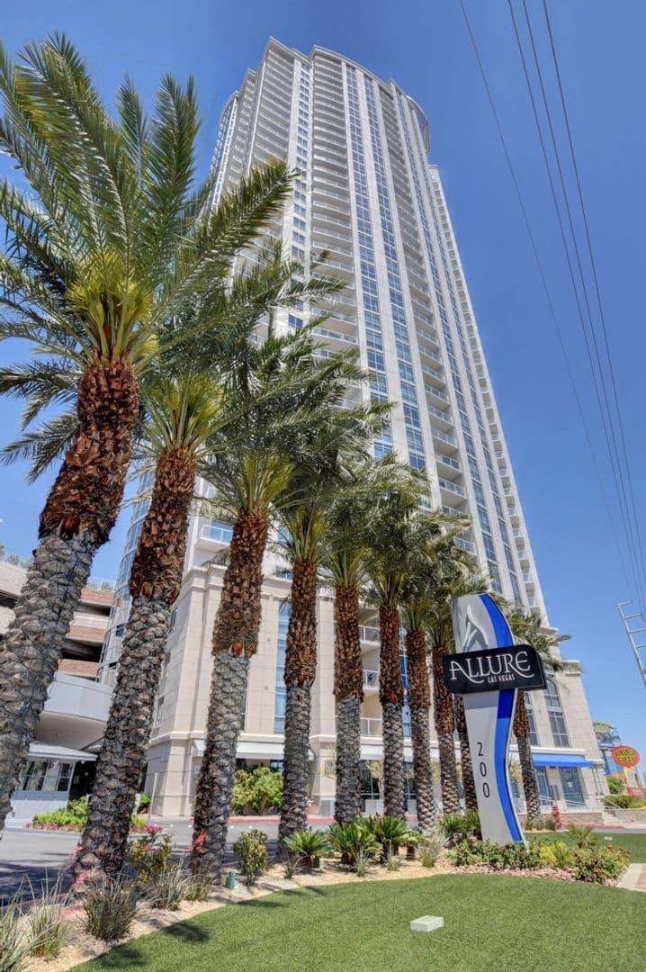 Las Vegas House: 200 W Sahara Ave. #811