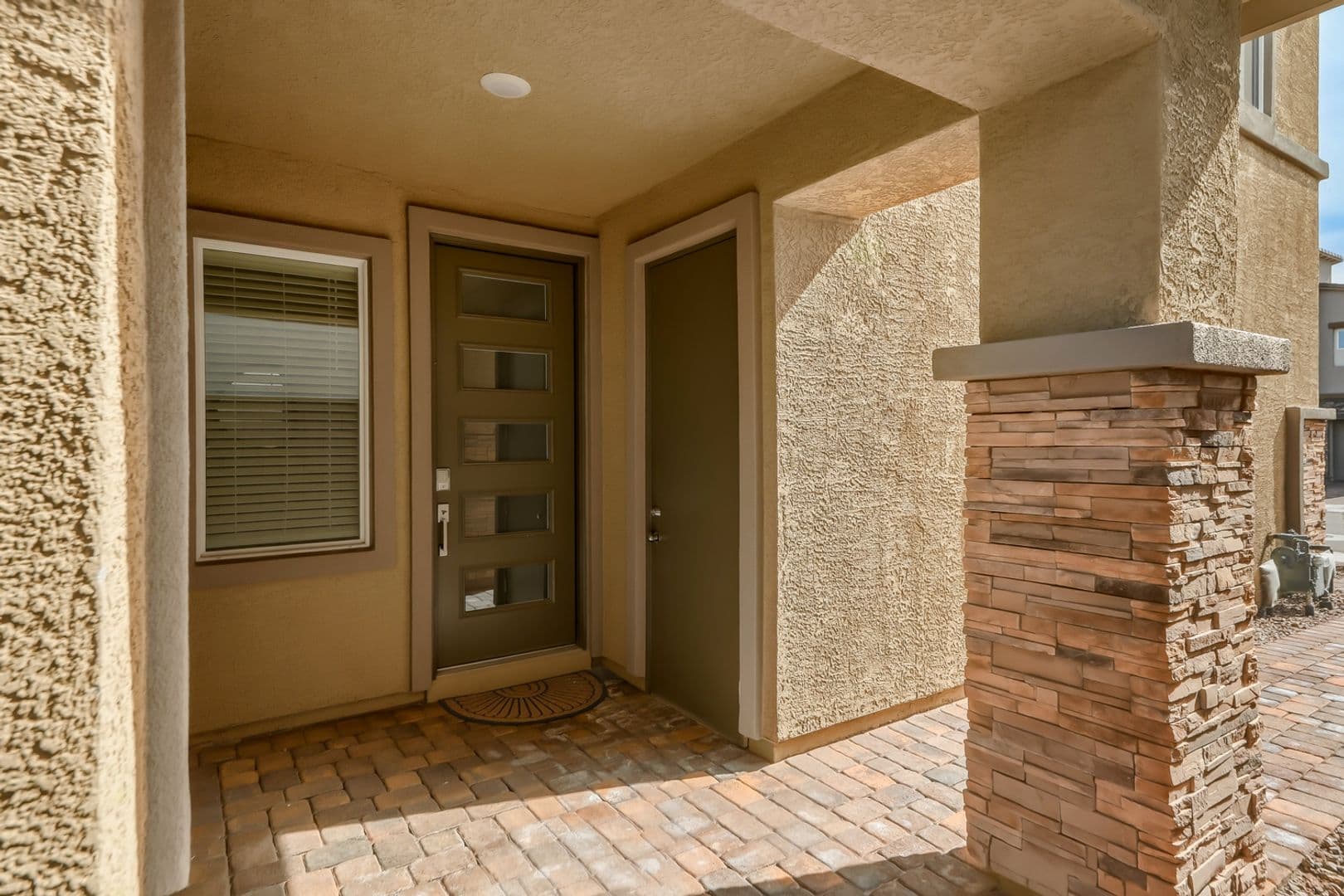 Henderson House: 290 Robson Ridge Lane
