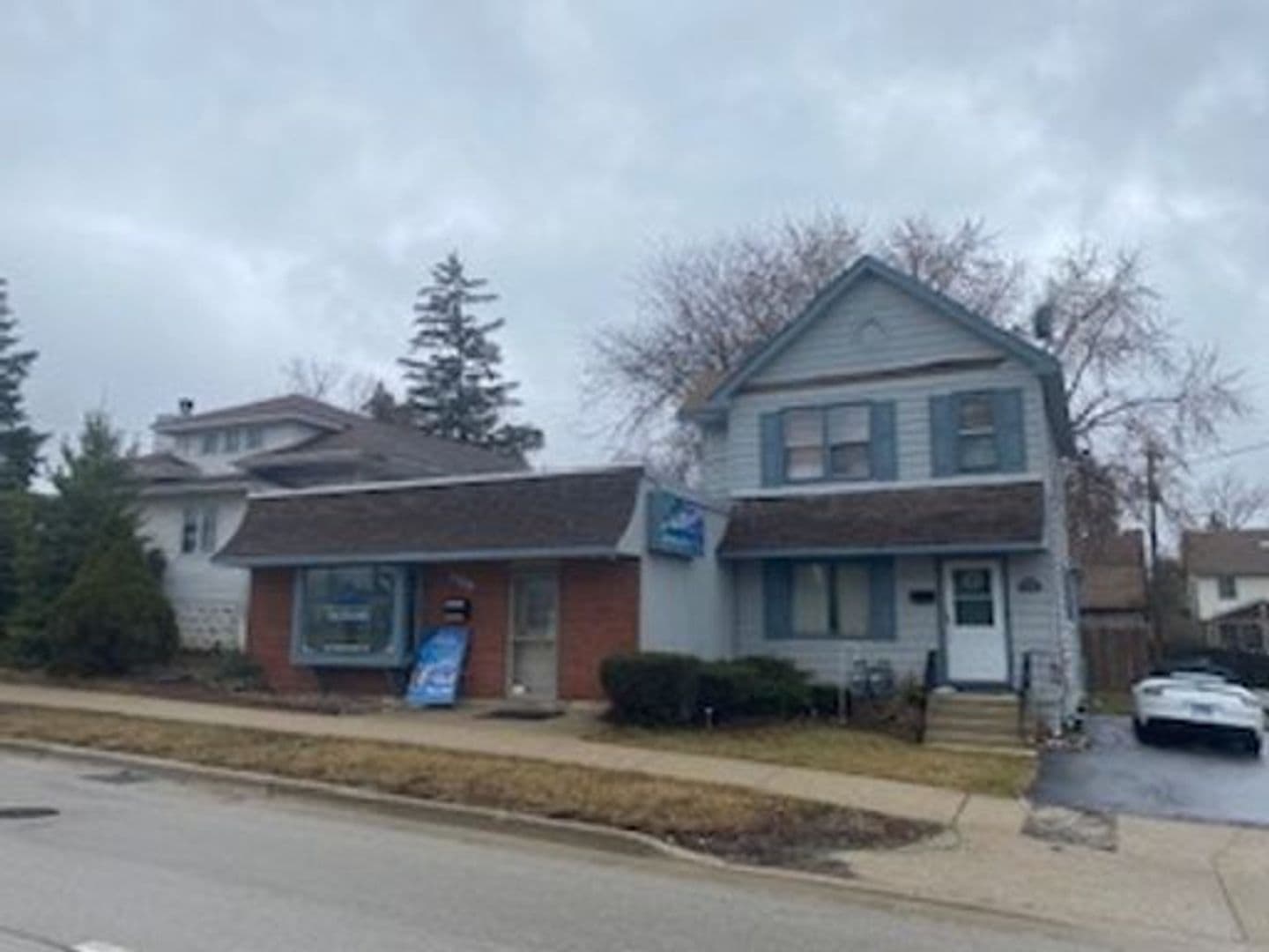 Lemont Apartment: 606 South State Street