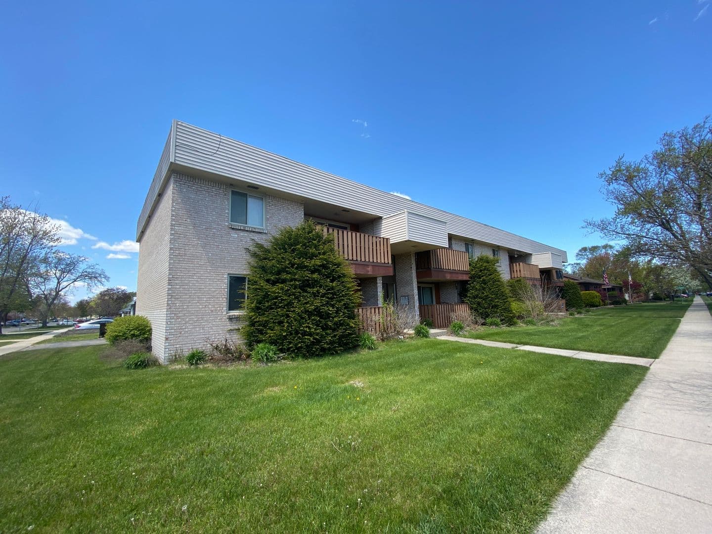 Clawson Apartment: 919 N Main